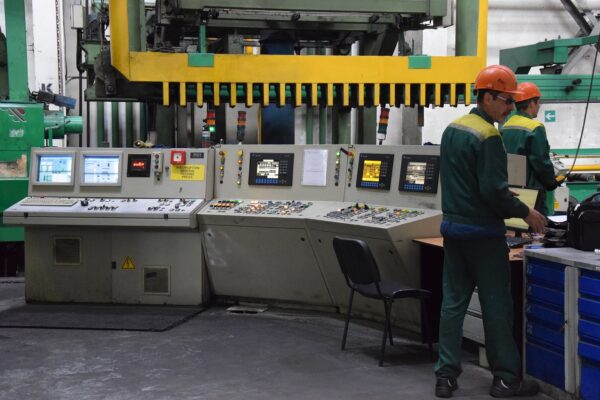 nha-may-nhom-kinh-lp