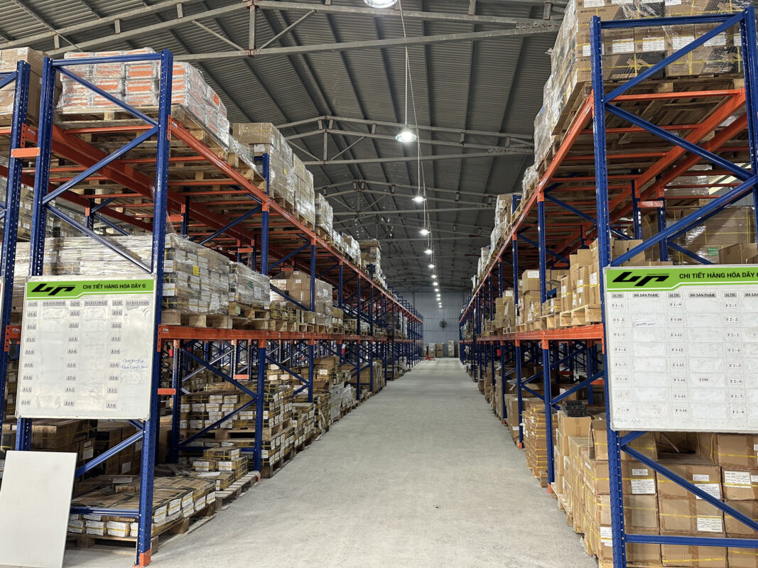 PHỤ KIỆN NHÔM KÍNH LP CỦA NƯỚC NÀO? kho hang-phu-kien-nhom-kinh-lp