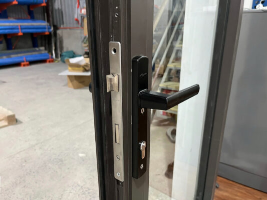 Giá tay nắm cửa nhôm (2)