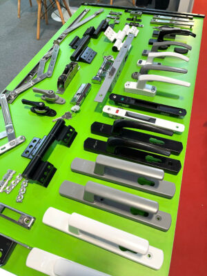 Giá tay nắm cửa nhôm (1)