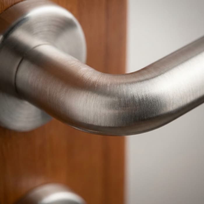 Tay nắm cửa làm từ Inox 304 chuẩn là lựa chọn an toàn và tối ưu nhất để chống lại tình trạng rộp bề mặt trong điều kiện khí hậu nồm ẩm