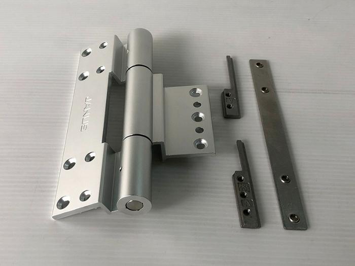 Thợ nhôm kính căn chỉnh bản lề 4D cửa nhôm Xingfa 3 chiều